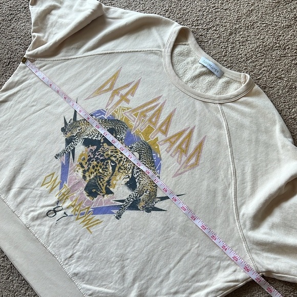 Daydreamer Def Leppard On The Prowl Graphic Band Crewneck Oversized Sweatshirt - Picture 9 of 10